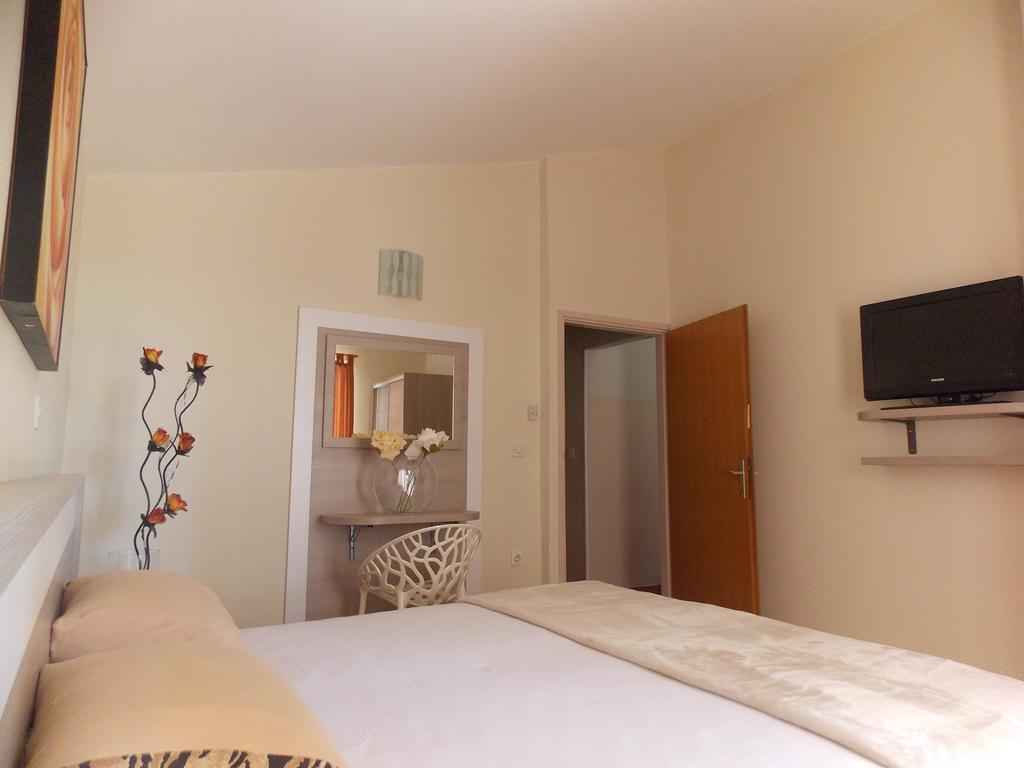 Apartmani Adriatic Ana Novalja Buitenkant foto